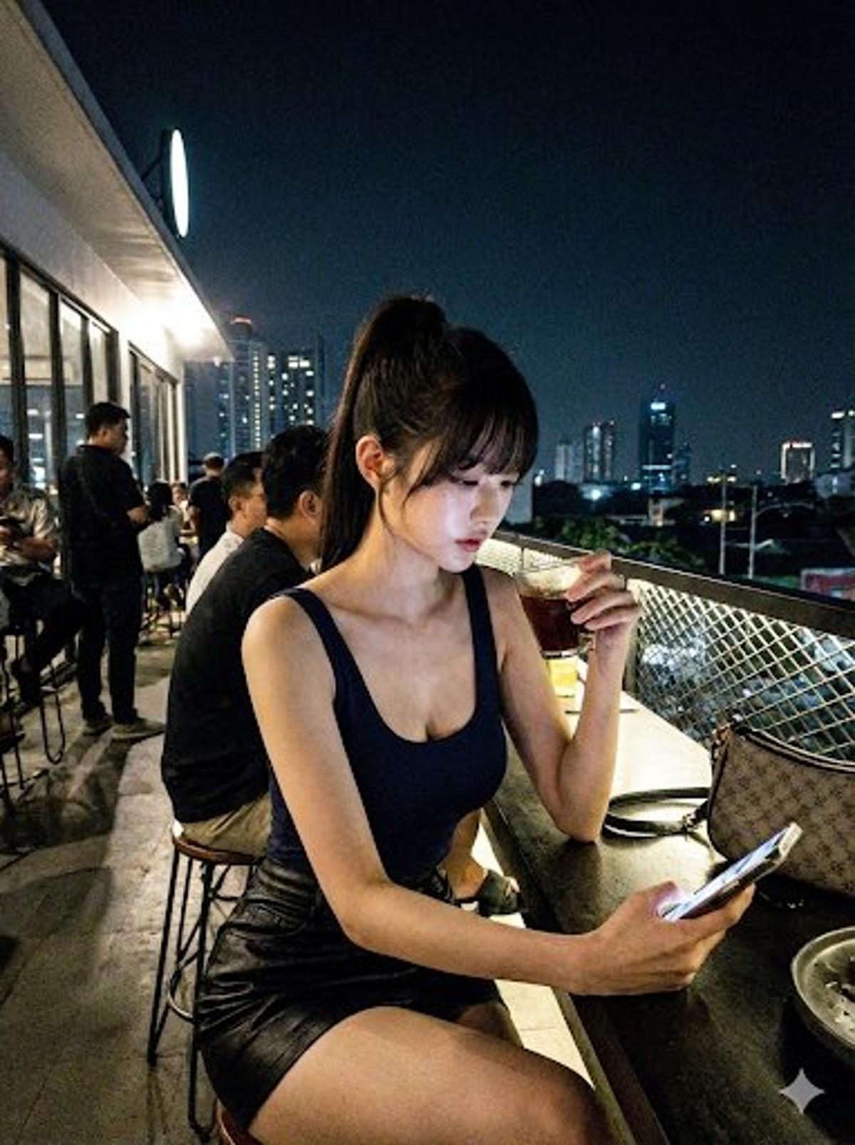{
"task": "photo_editing",
"instruction": "Replicate the
