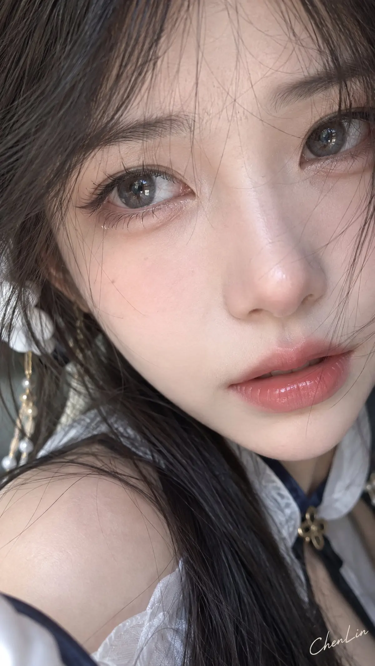 Window Catchlights in Extreme Close-up Cosplay Selfies
