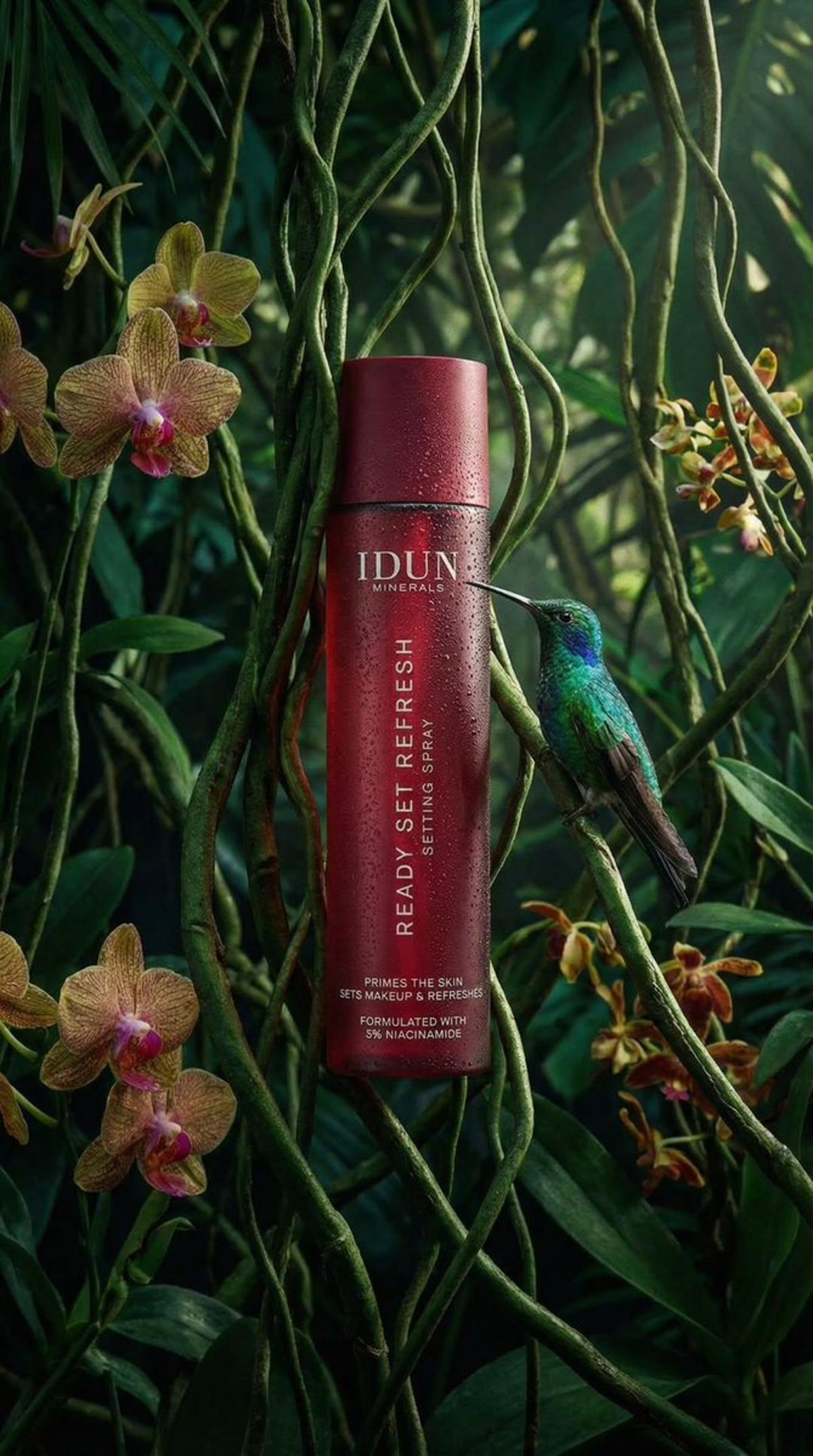 {
"subject": {
"primary": "Cosmetic spray bottle",
